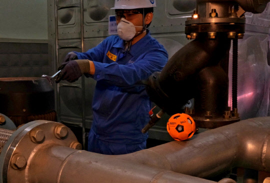 포스코 직원이 작업 현장에 스마트 세이프티 볼을 부착하여 실시간으로 유해가스를 측정하며 작업을 진행하고 있다. <포스코 제공>